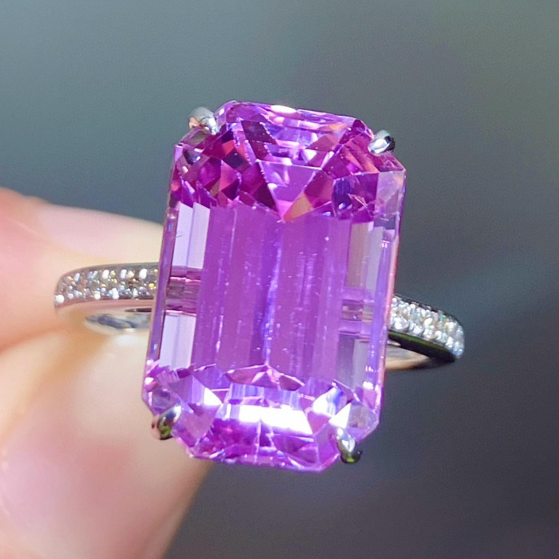 14k Gold 11.70 Ctw Natural Kunzite & Diamond Ring: Ref:231113047 // gold content:14k gold // ring size:7. 25us // // main gemstone:kunzite // shape:octagonal // carat weight:11. 56ct // color:pinkish purple // treatment:natural // // adjacent