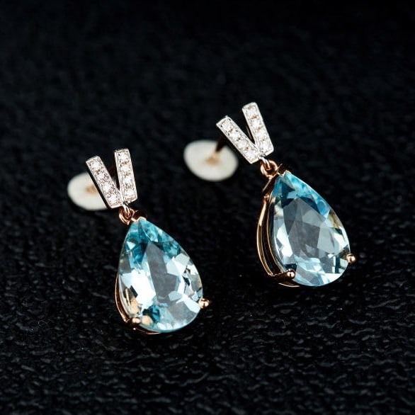 14k Gold 3.13 Ct Natural Aquamarine & Diamond Earrings: Ref:231113096 // gold content:14k gold // main gemstone:aquamarine // shape:pear // carat weight:3. 13ct // color:blue // treatment:natural // // adjacent gemstone 2 : diamond // shape:round //