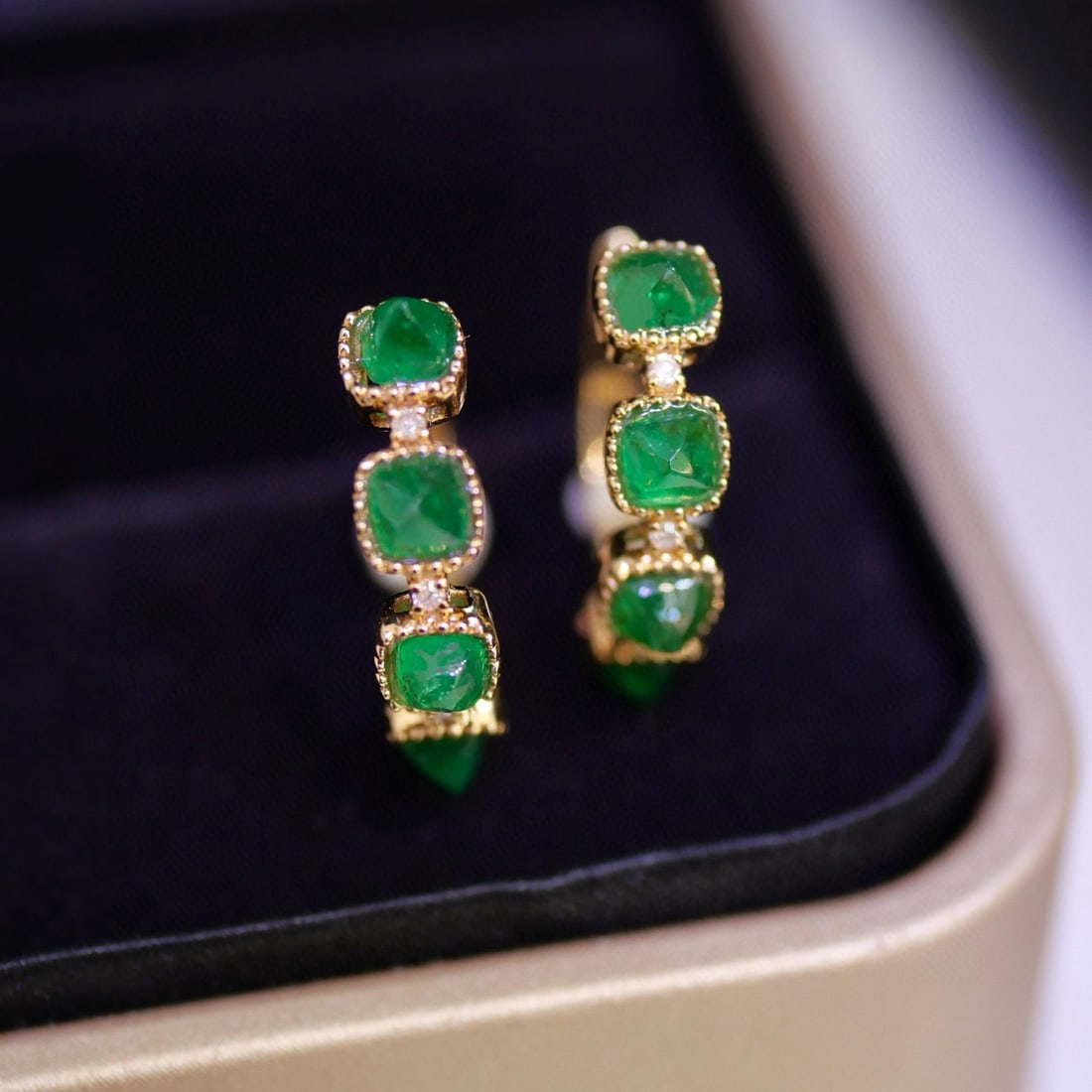 14k Gold 1.02 Ctw Natural Emerald & Diamond Earrings: Ref:231113158 // gold content:14k gold // main gemstone:emerald // shape:sugar-loaf // carat weight:1. 00ct // color:green // treatment:natural // // adjacent gemstone 2 : diamond // shape:round //