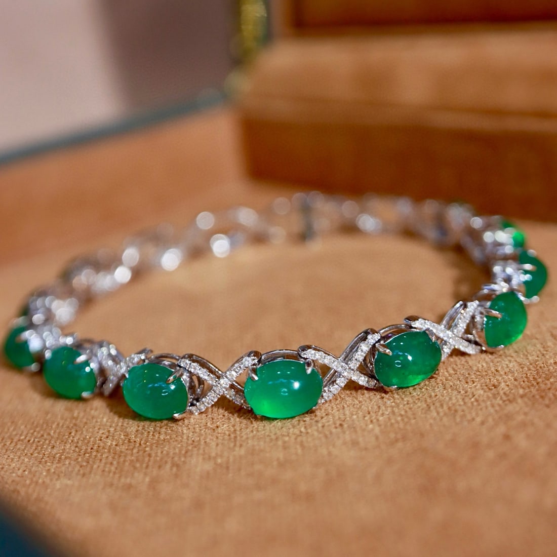 14k Gold 10.93 Ctw Natural Emerald & Diamond Bracelet: Ref:231113197 // gold content:14k gold // main gemstone:emerald // shape:oval // carat weight:10. 13ct // color:green // treatment:natural // // adjacent gemstone 2 : diamond // shape:round // carat