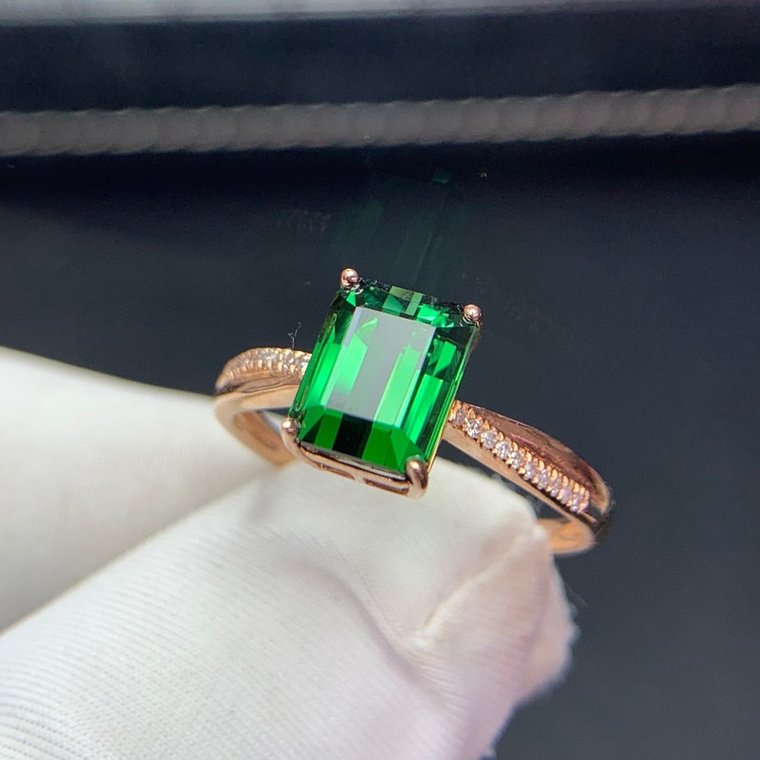 14k Gold 2.07 Ct Natural Tourmaline & Diamond Ring: Ref:231113224 // gold content:14k gold // ring size:7. 25us // // main gemstone:tourmaline // shape:octagonal // carat weight:2. 07ct // color:green // treatment:natural // // adjacent gemstone 2 :