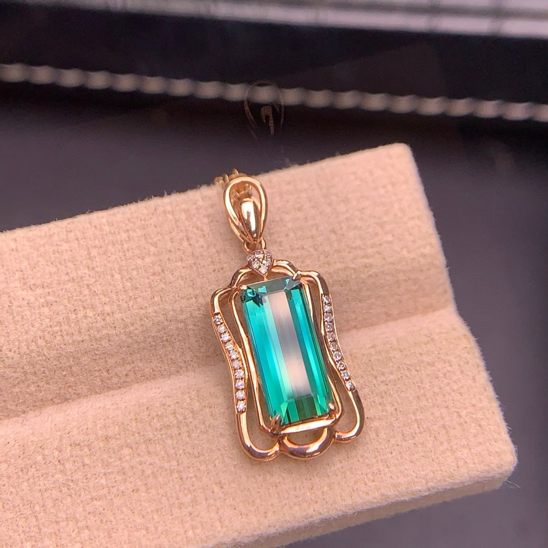 14k Gold 2.9 Ct Natural Tourmaline & Diamond Pendant( Without Chain ): Ref:231113227 // gold content:14k gold // main gemstone:tourmaline // shape:octagonal // carat weight:2. 9ct // color:bluish green // treatment:natural // // adjacent gemstone 2 : diamond //