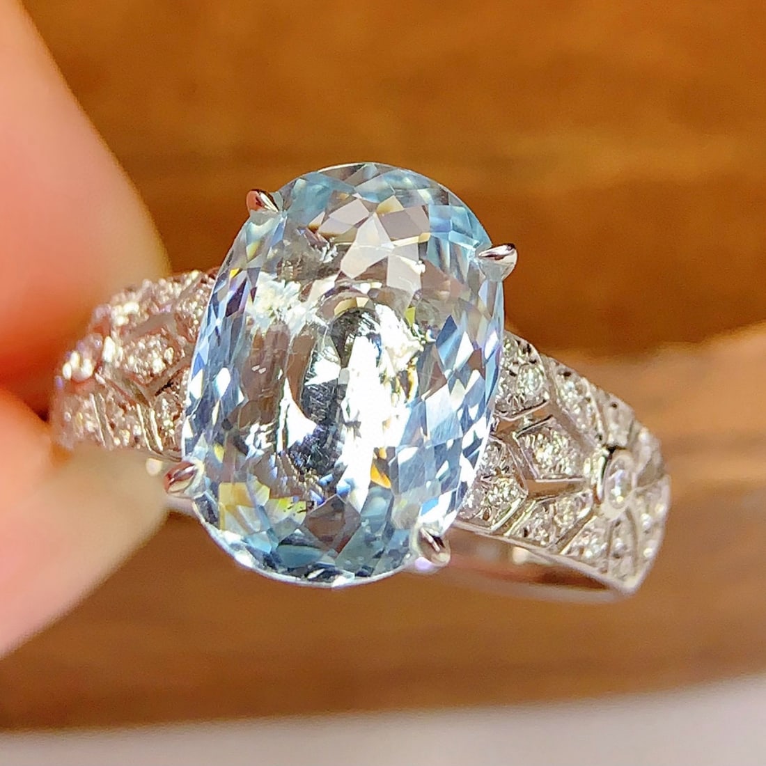 14k Gold 3.17 Ct Natural Aquamarine & Diamond Ring: Ref:231113232 // gold content:14k gold // ring size:7. 25us // // main gemstone:aquamarine // shape:oval // carat weight:3. 17ct // color:blue // treatment:natural // // adjacent gemstone 2 : diamond