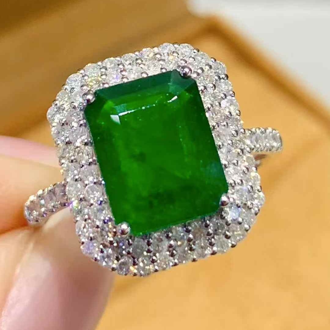 14k Gold 2.08 Ct Natural Emerald & Diamond Ring: Ref:231113237 // gold content:14k gold // ring size:7. 25us // // main gemstone:emerald // shape:octagonal // carat weight:2. 08ct // color:green // treatment:natural // // adjacent gemstone 2 :