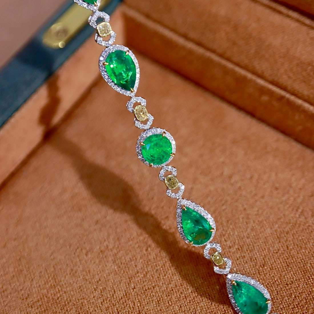 14k Gold 5.09 Ctw Vivid Green Natural Emerald & Diamond Bracelet: Ref:231114036 // gold content:14k gold // main gemstone:emerald // shape:multiple // carat weight:4. 6ct // color:vivid green // treatment:natural // // adjacent gemstone 2 : diamond // shape:round