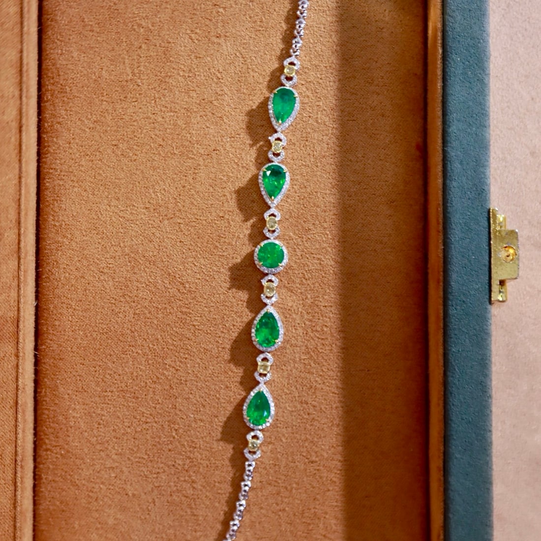14k Gold 5.09 Ctw Vivid Green Natural Emerald & Diamond Bracelet - 5