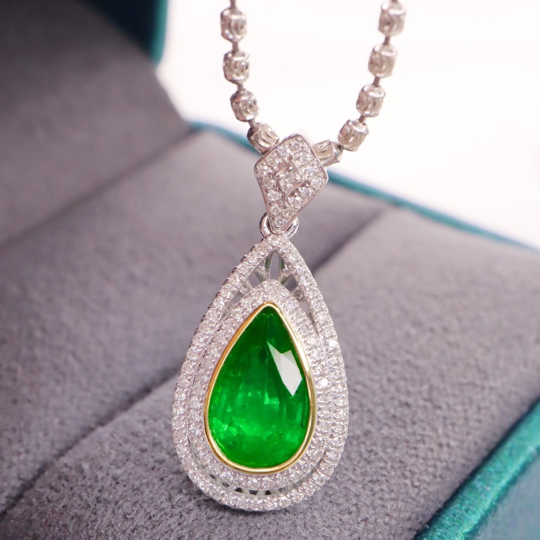 14k Gold 1.55 Ctw Vivid Green Natural Emerald & Diamond Pendant( Without Chain ): Ref:231114049 // gold content:14k gold // main gemstone:emerald // shape:pear // carat weight:1. 25ct // color:vivid green // treatment:natural // // adjacent gemstone 2 : diamond // shape:round //