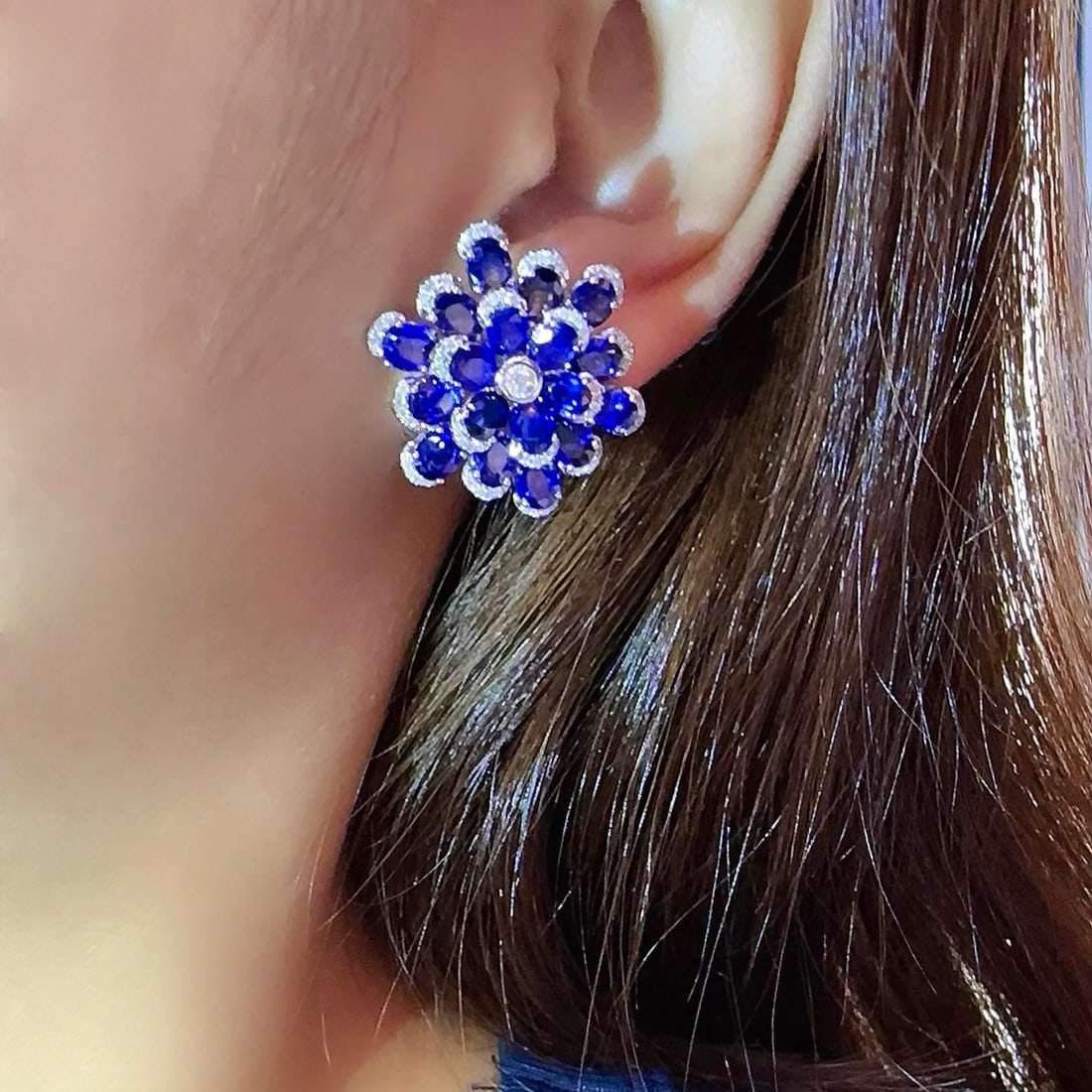 14k Gold 11.45 Ctw Natural Sapphire & Diamond Earrings: Ref:231114056 // gold content:14k gold // main gemstone:sapphire // shape:oval // carat weight:11. 02ct // color:blue // treatment:natural // // adjacent gemstone 2 : diamond // shape:round // carat w