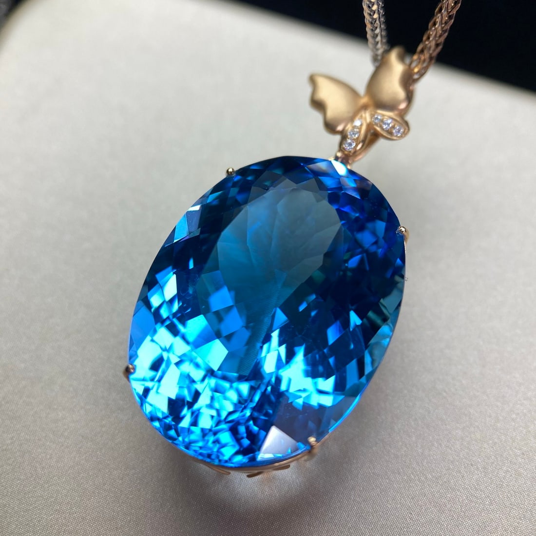 14k Gold 52.8 Ct Natural Topaz & Diamond Pendant( Without Chain ): Ref:231114064 // gold content:14k gold // main gemstone:topaz // shape:oval // carat weight:52. 8ct // color:blue // treatment:natural // // adjacent gemstone 2 : diamond // number of stones:6 //