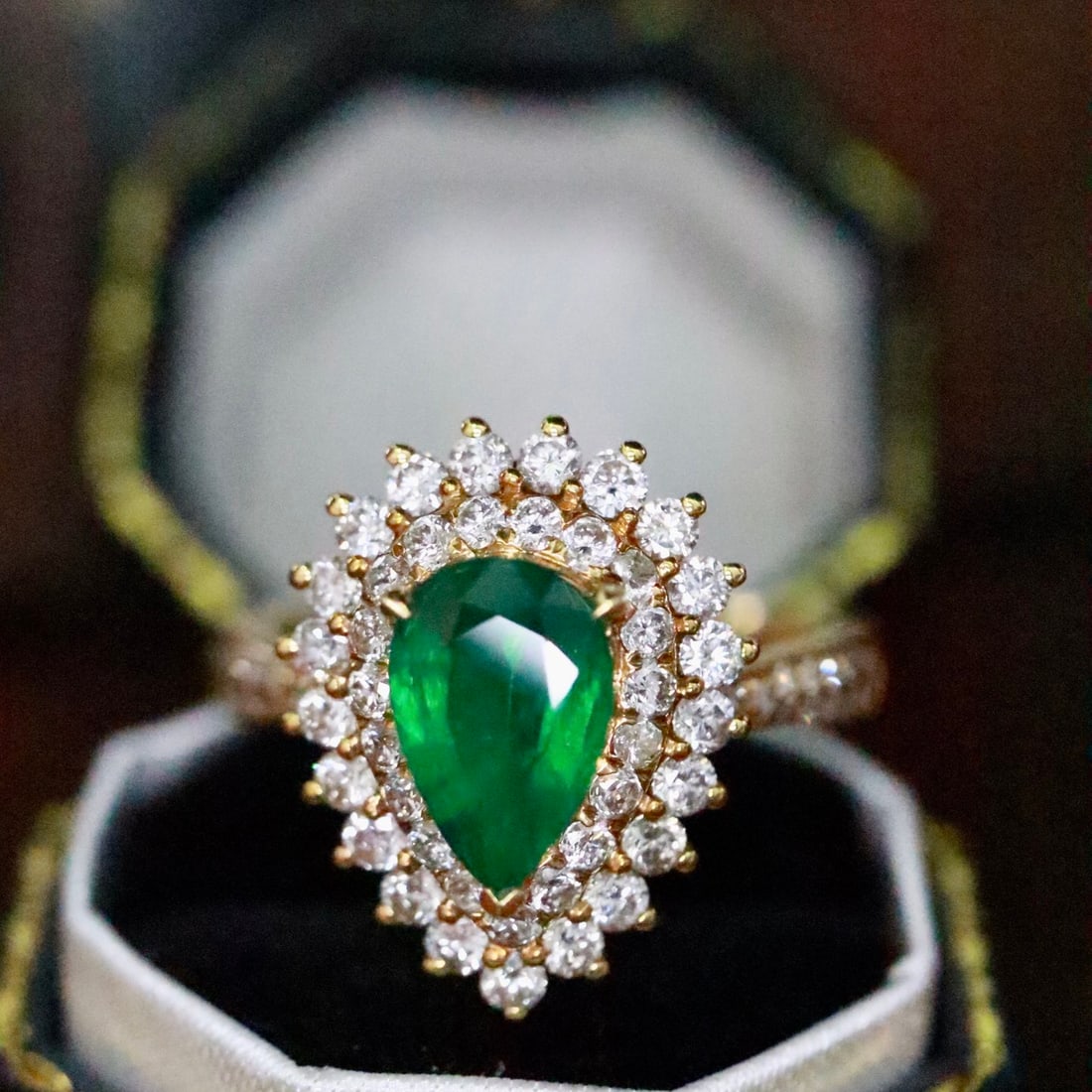 14k Gold 2.37 Ctw Vivid Green Natural Emerald & Diamond Ring: Ref:231114069 // gold content:14k gold // ring size:7. 25us // // main gemstone:emerald // shape:pear // carat weight:1. 01ct // color:vivid green // treatment:natural // // adjacent gemstone 2 :