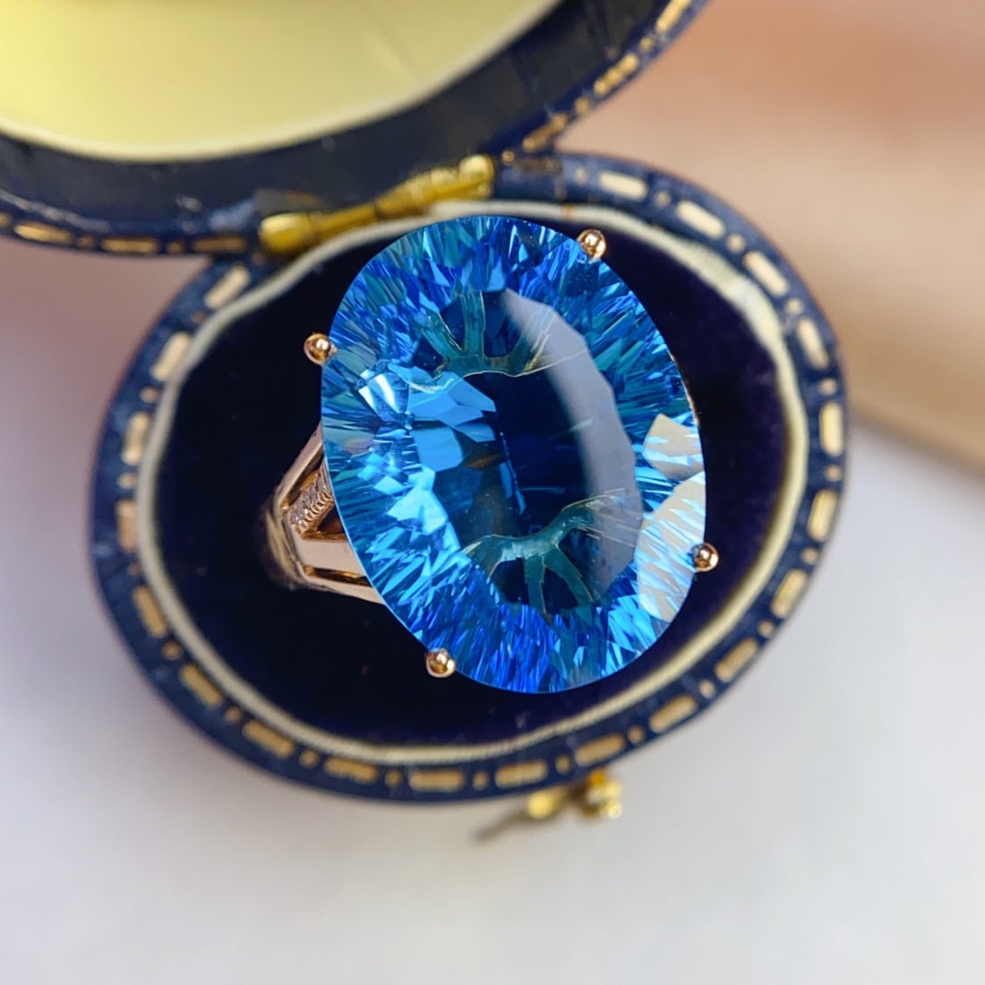 14k Gold 11.80 Ct Natural Topaz & Diamond Ring: Ref:231114074 // gold content:14k gold // ring size:7. 25us // // main gemstone:topaz // shape:oval // carat weight:11. 80ct // color:blue // treatment:natural // // adjacent gemstone 2 : diamond //