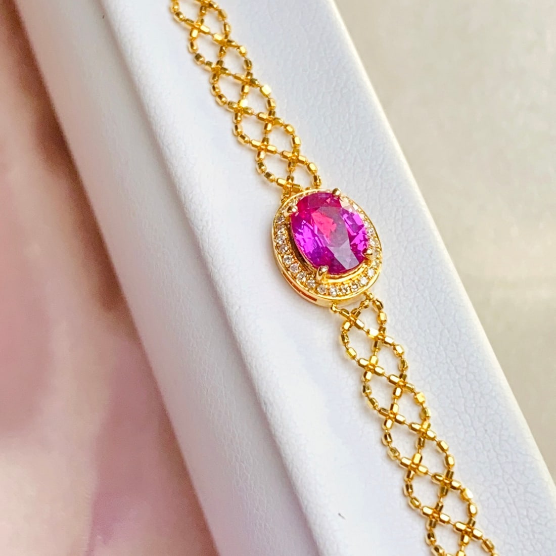 14k Gold 1.10 Ct Natural Ruby & Diamond Bracelet: Ref:231114084 // gold content:14k gold // main gemstone:ruby // shape:oval // carat weight:1. 10ct // color:red // treatment:natural // // adjacent gemstone 2 : diamond // number of stones:28 //
