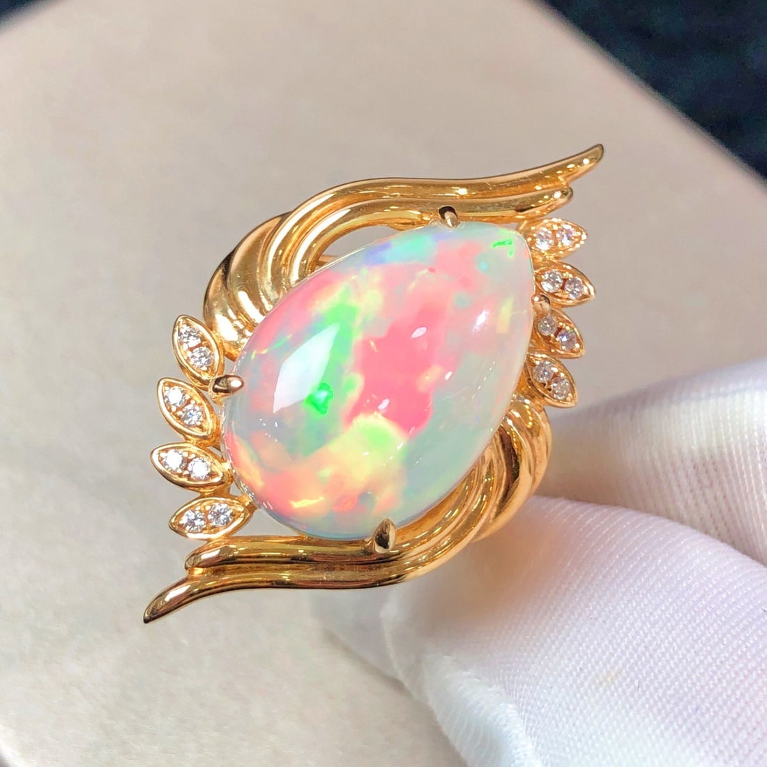 14k Gold 8.44 Ctw Natural Opal & Diamond Ring: Ref:231114087 // gold content:14k gold // ring size:7. 25us // // main gemstone:opal // shape:pear // carat weight:8. 33ct // color:color // treatment:natural // // adjacent gemstone 2 : diamond //