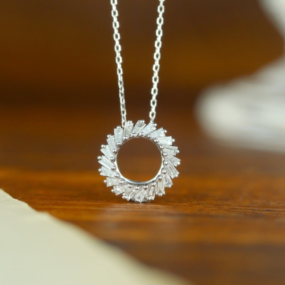 14k Gold 0.5 Ct Natural H Diamond Necklace: Ref:231114090 // gold content:14k gold // main gemstone:diamond // shape:baguette // carat weight:0. 5ct // clarity grade:vs-si // color:h // treatment:natural // Condition: New Low Estimate: 1800.00