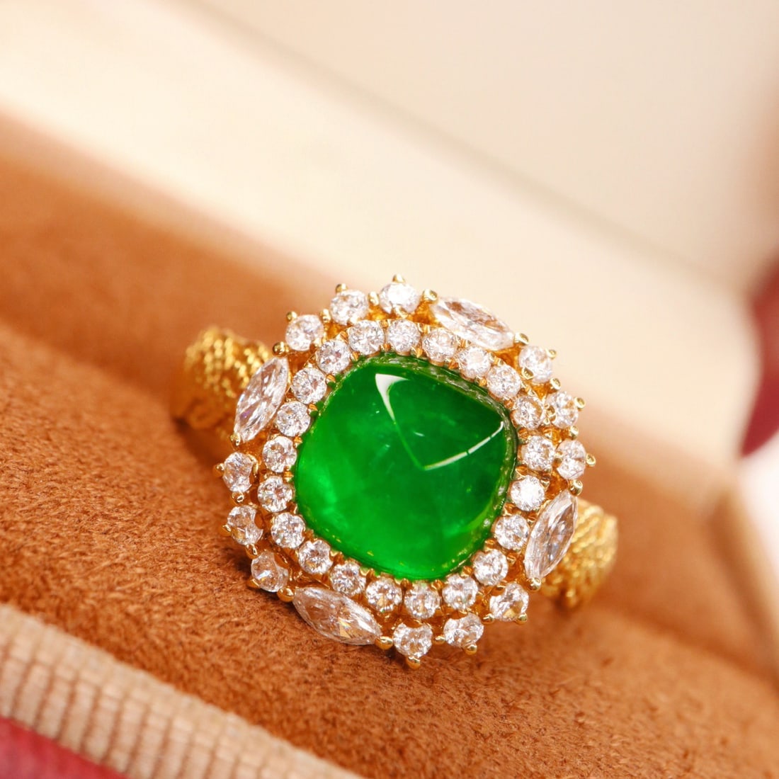 14k Gold 2.59 Ctw Vivid Green Natural Emerald & Diamond Ring: Ref:231114096 // gold content:14k gold // ring size:7. 25us // // main gemstone:emerald // shape:sugar-loaf // carat weight:2. 01ct // color:vivid green // treatment:natural // // adjacent gemstone 2 