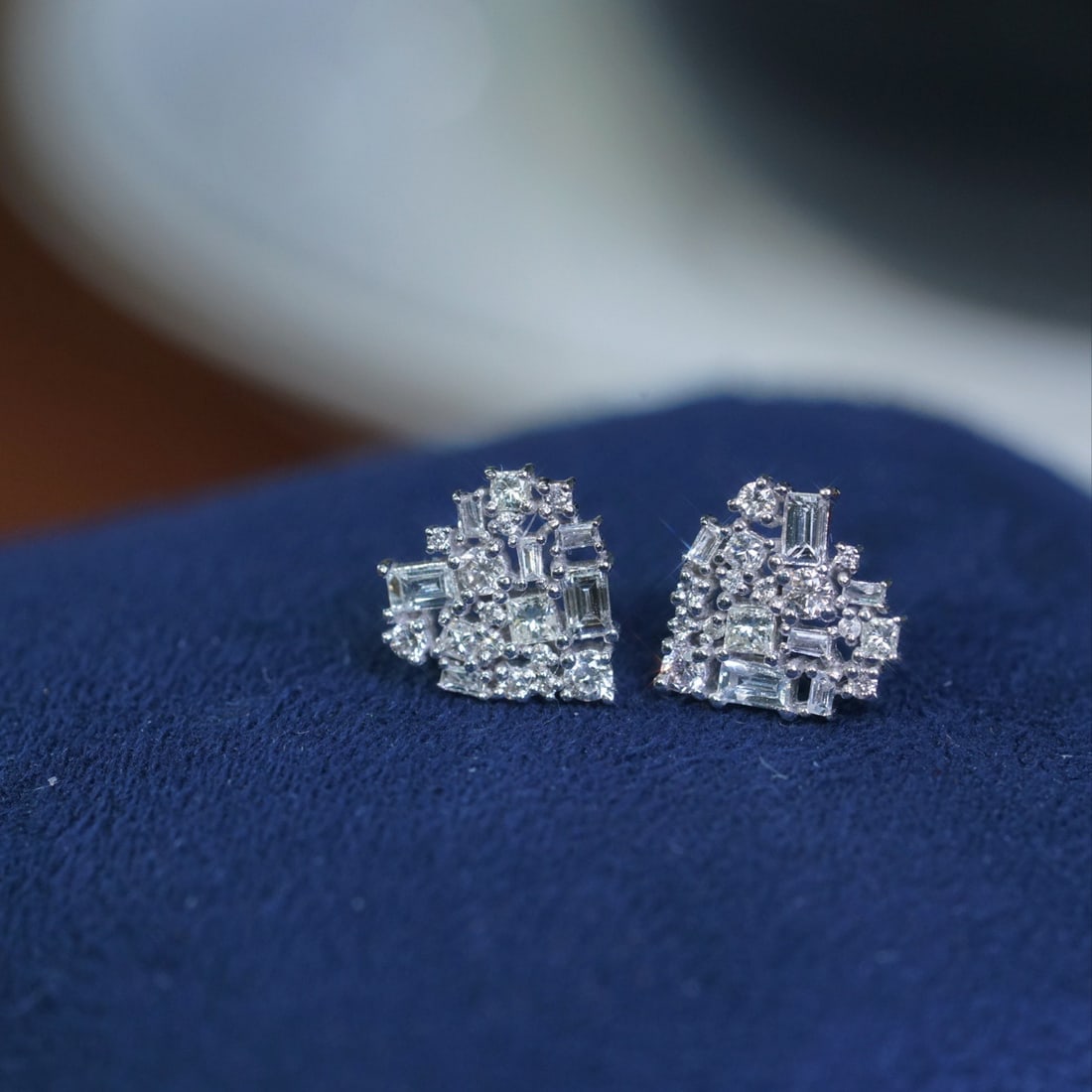 14k Gold 0.60 Ct Natural H Diamond Earrings: Ref:231114114 // gold content:14k gold // main gemstone:diamond // shape:multiple // carat weight:0. 60ct // clarity grade:vs-si // color:h // treatment:natural // Condition: New Low Estimate: