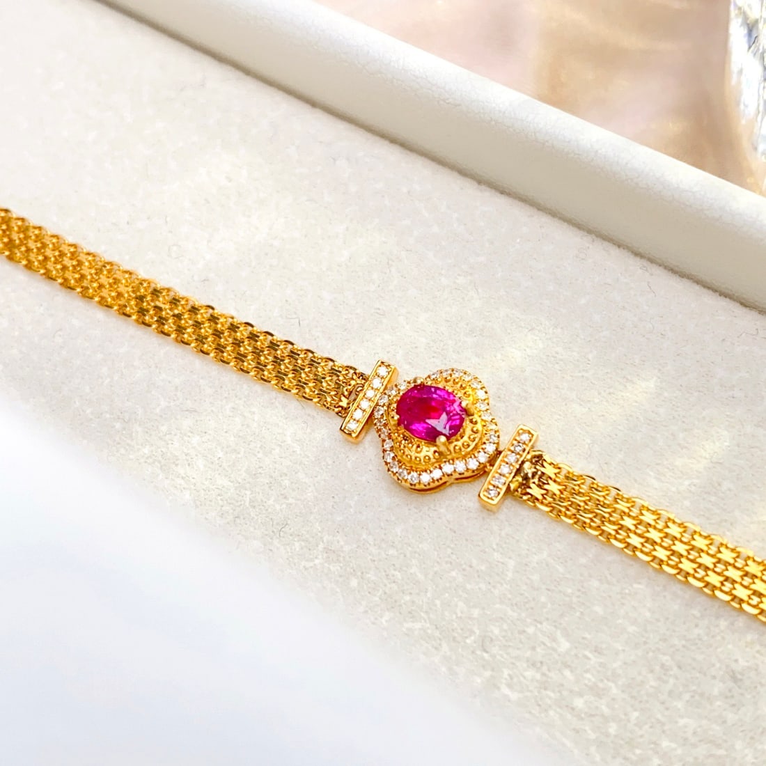 14k Gold 0.55 Ct Natural Ruby & Diamond Bracelet: Ref:231114120 // gold content:14k gold // main gemstone:ruby // shape:oval // carat weight:0. 55ct // color:red // treatment:natural // // adjacent gemstone 2 : diamond // number of stones:42 //