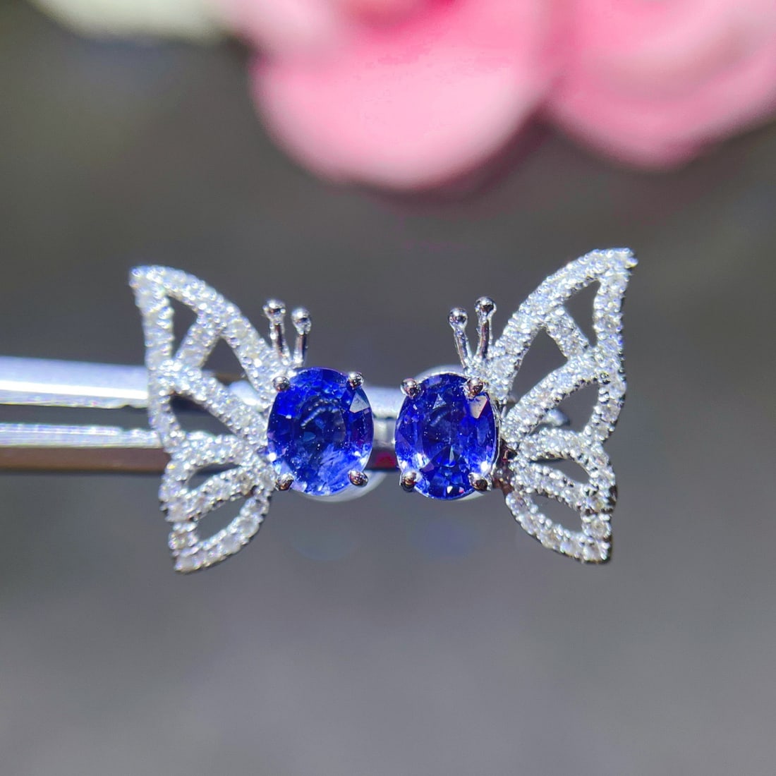 14k Gold 1.06 Ctw Natural Sapphire & Diamond Earrings: Ref:231114127 // gold content:14k gold // main gemstone:sapphire // shape:oval // carat weight:0. 85ct // color:blue // treatment:natural // // adjacent gemstone 2 : diamond // shape:round // carat we