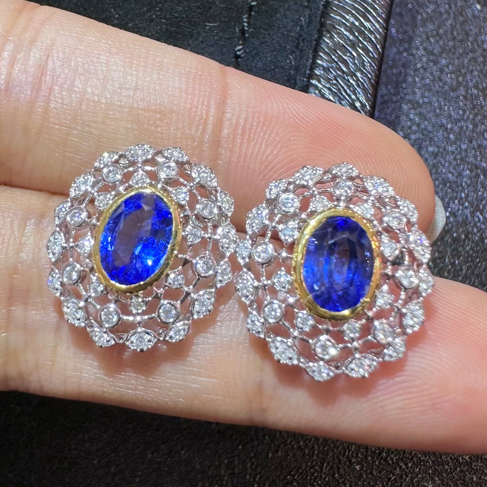 14k Gold 2.30 Ctw Natural Sapphire & Diamond Earrings: Ref:231114133 // gold content:14k gold // main gemstone:sapphire // shape:oval // carat weight:1. 95ct // color:blue // treatment:natural // // adjacent gemstone 2 : diamond // shape:round // carat we