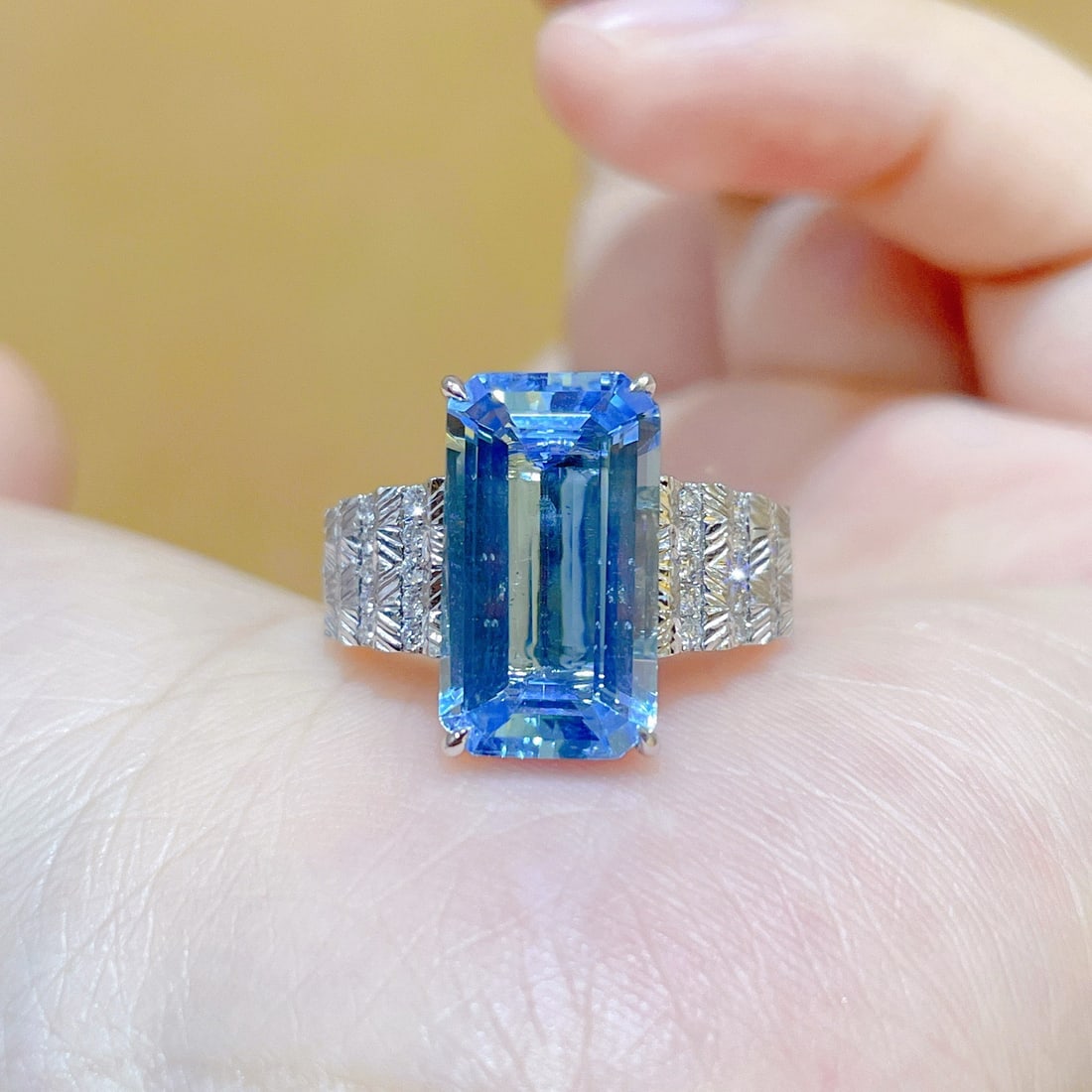 14k Gold 5.40 Ctw Natural Aquamarine & Diamond Ring: Ref:231114141 // gold content:14k gold // ring size:7. 25us // // main gemstone:aquamarine // shape:octagonal // carat weight:5. 21ct // color:santa maria color // treatment:natural // // adjacent
