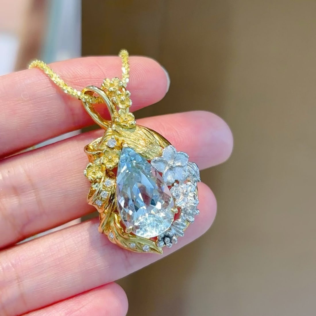 14k Gold 7.67 Ctw Natural Aquamarine & Diamond Pendant( Without Chain ): Ref:231114182 // gold content:14k gold // main gemstone:aquamarine // shape:pear // carat weight:7. 55ct // color:blue // treatment:natural // // adjacent gemstone 2 : diamond // shape:round // carat