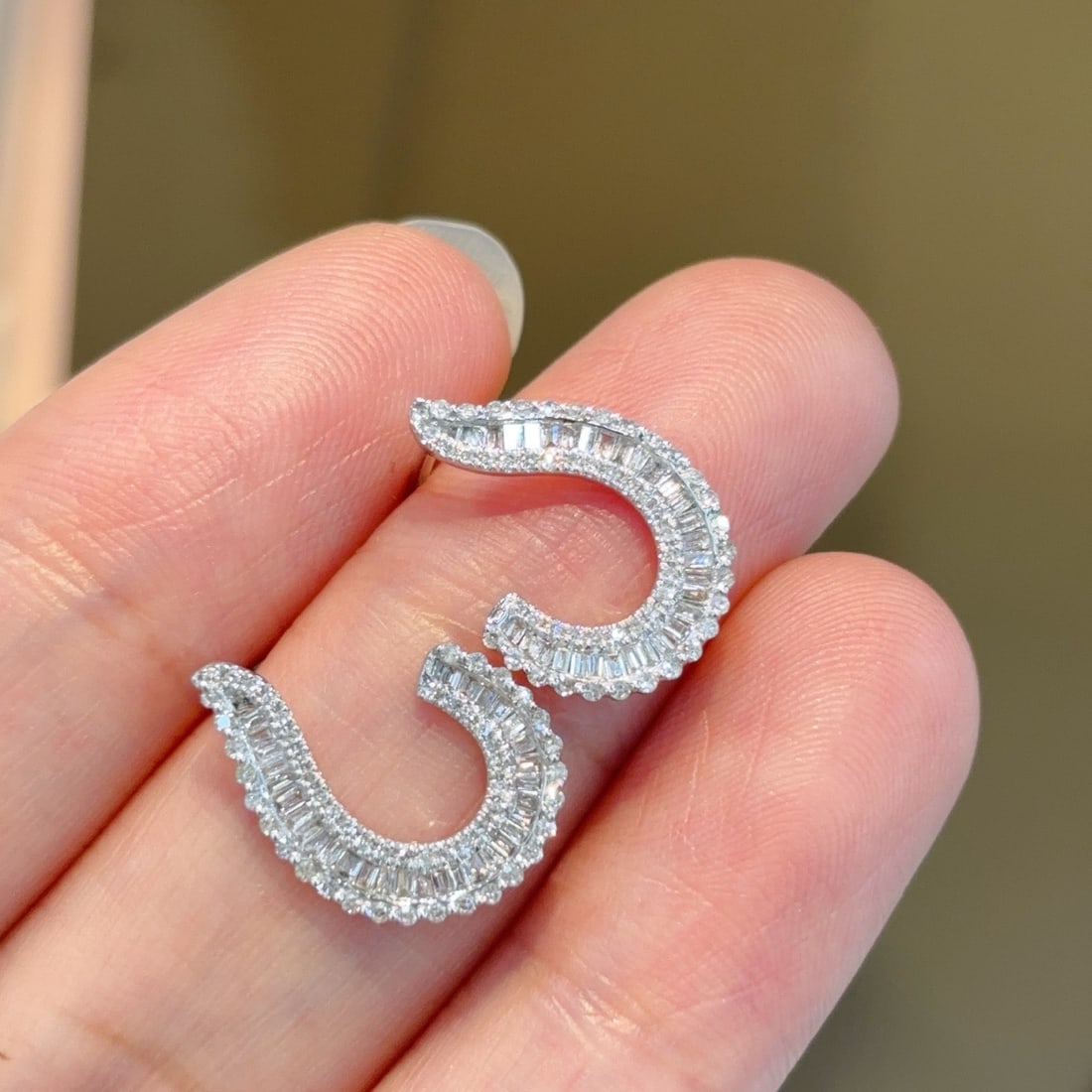 14k Gold 0.62 Ct Natural H Diamond Earrings: Ref:231114183 // gold content:14k gold // main gemstone:diamond // shape:multiple // carat weight:0. 62ct // clarity grade:vs-si // color:h // treatment:natural // Condition: New Low Estimate: