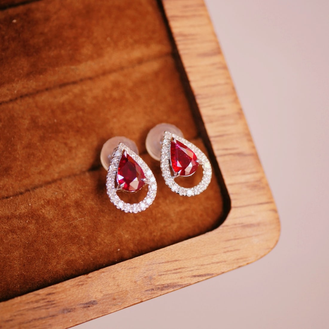 14k Gold 0.92 Ctw Vivid Red Natural Ruby & Diamond Earrings: Ref:231114186 // gold content:14k gold // main gemstone:ruby // shape:pear // carat weight:0. 75ct // color:vivid red // treatment:natural // // adjacent gemstone 2 : diamond // shape:round // carat w