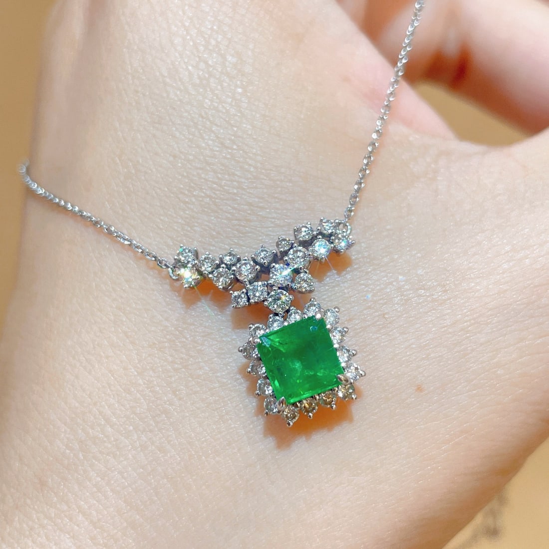 14k Gold 2.18 Ctw Vivid Green Natural Emerald & Diamond Necklace: Ref:231114188 // gold content:14k gold // main gemstone:emerald // shape:octagonal // carat weight:1. 48ct // color:vivid green // treatment:natural // // adjacent gemstone 2 : diamond // shape:round