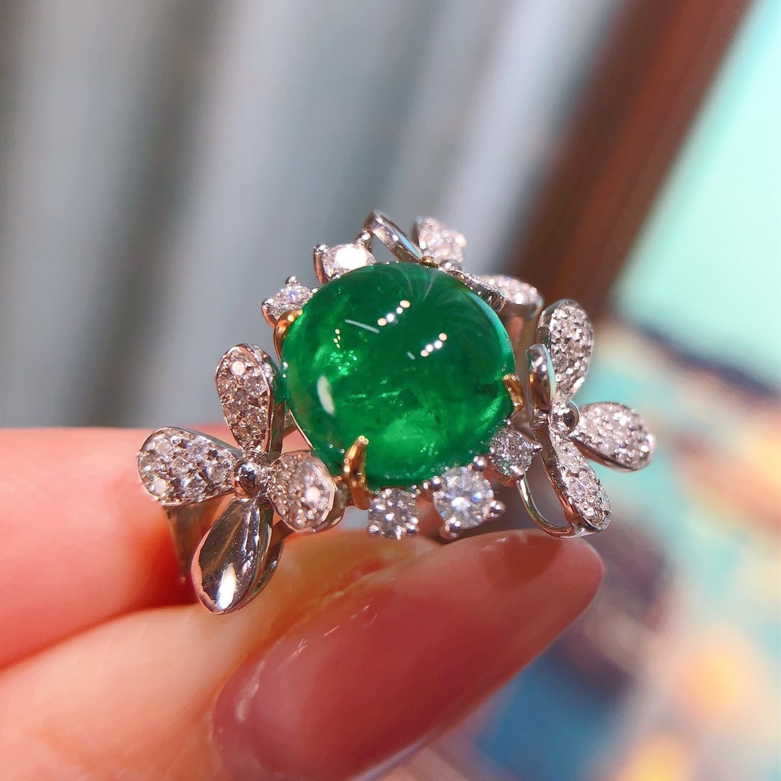 14k Gold 4.59 Ctw Vivid Green Natural Emerald & Diamond Ring: Ref:231114196 // gold content:14k gold // ring size:7. 25us // // main gemstone:emerald // shape:round // carat weight:4. 11ct // color:vivid green // treatment:natural // cut grade:g // // adjacent g
