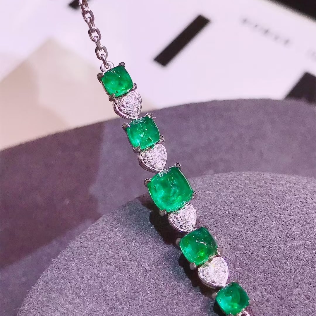 14k Gold 2.1 Ct Vivid Green Natural Emerald & Diamond Bracelet: Ref:231114202 // gold content:14k gold // main gemstone:emerald // shape:sugar-loaf // carat weight:2. 1ct // color:vivid green // treatment:natural // // adjacent gemstone 2 : diamond // number of