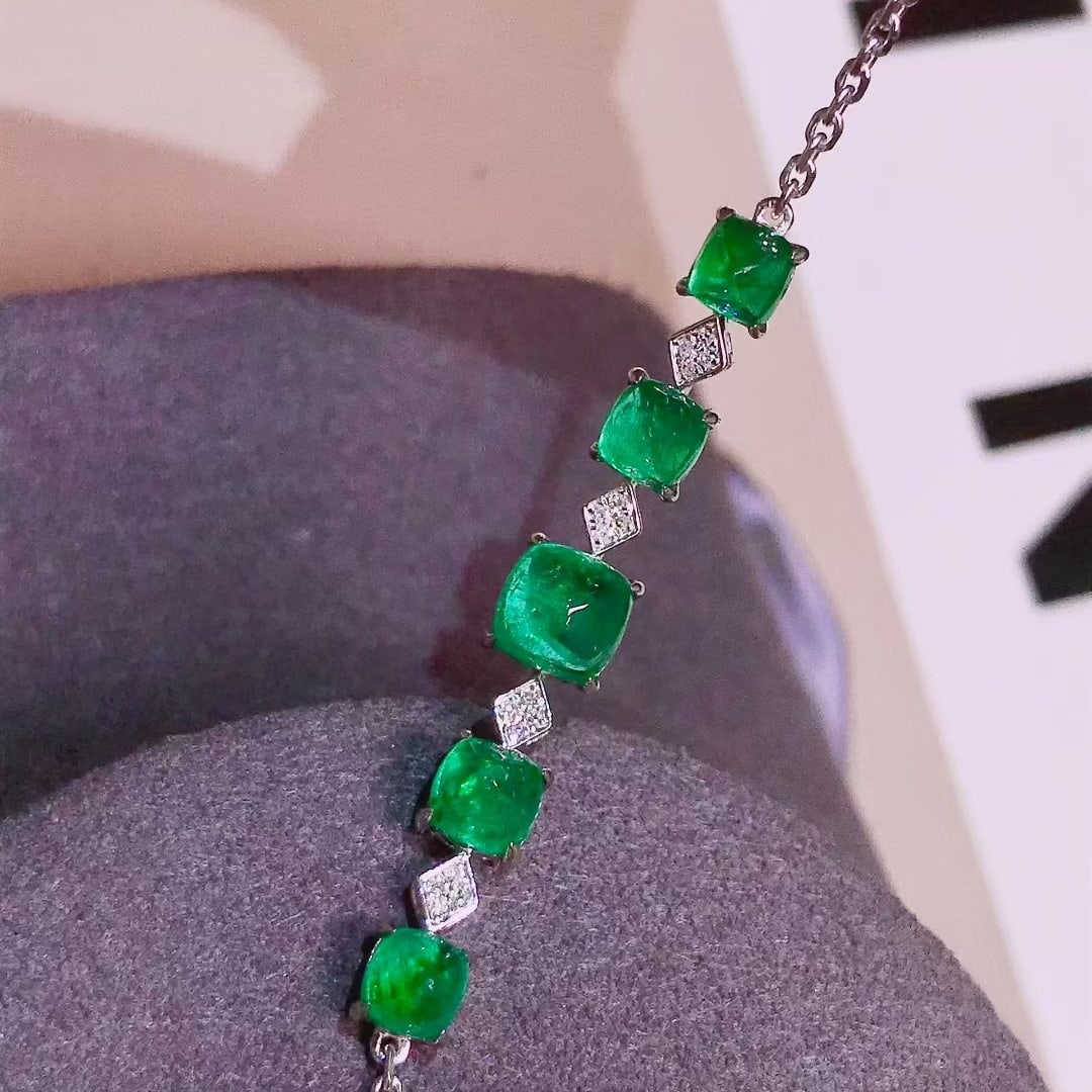 14k Gold 3.2 Ct Vivid Green Natural Emerald & Diamond Bracelet: Ref:231114210 // gold content:14k gold // main gemstone:emerald // shape:sugar-loaf // carat weight:3. 2ct // color:vivid green // treatment:natural // // adjacent gemstone 2 : diamond // number of