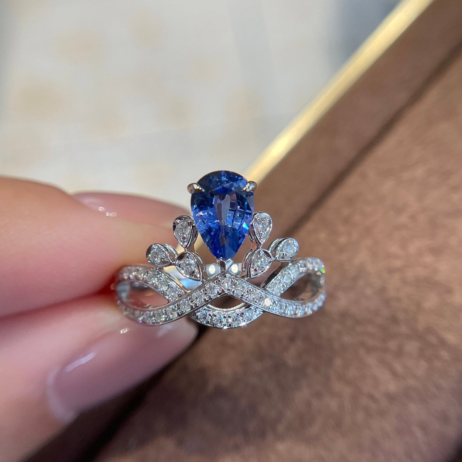14k Gold 1 Ct Natural Sapphire & Diamond Ring: Ref:231114212 // gold content:14k gold // ring size:7. 25us // // main gemstone:sapphire // shape:pear // carat weight:1ct // color:cornflower blue // treatment:natural // // adjacent gemstone 2 : dia