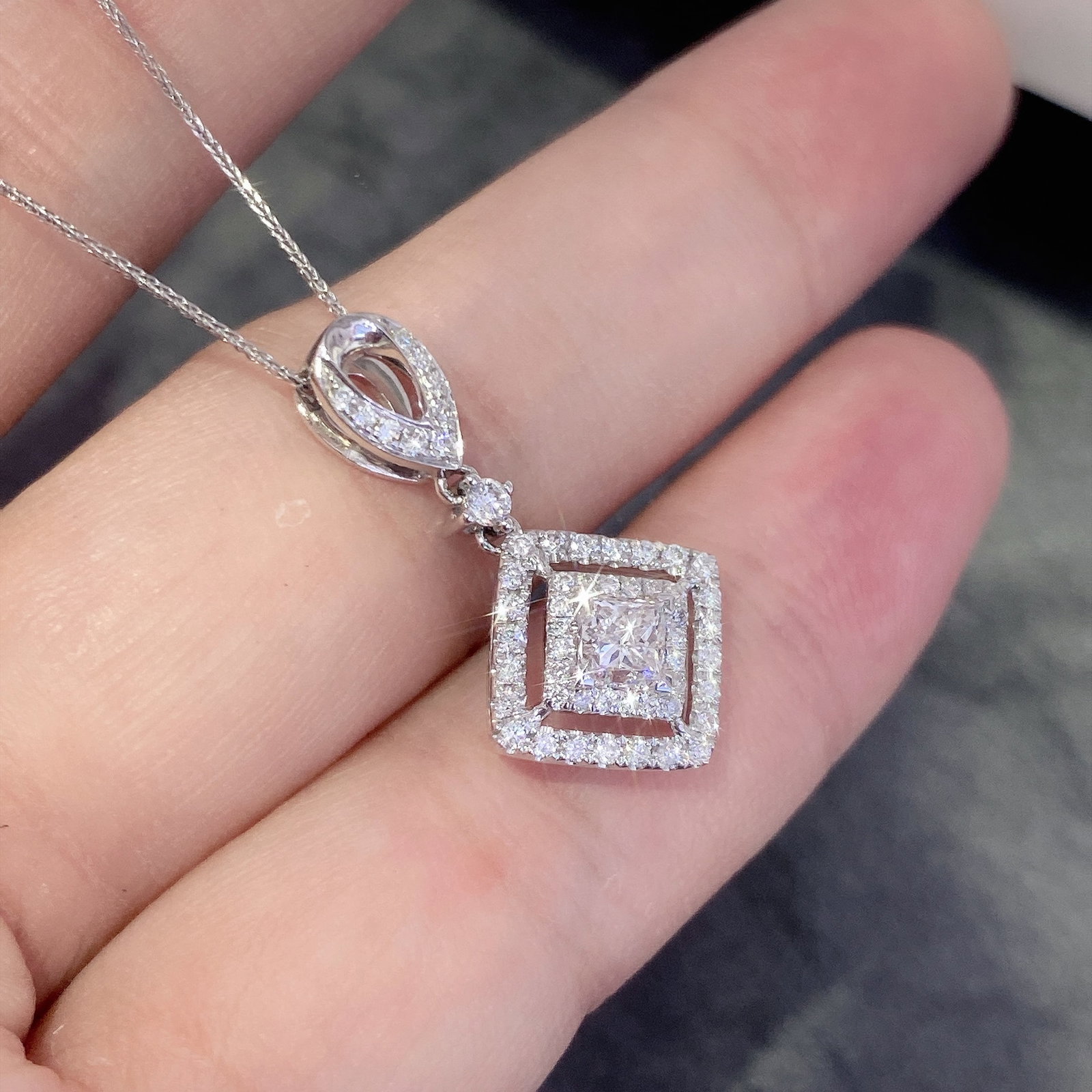14k Gold 0.36 Ct Natural H Diamond Pendant( Without Chain ): Ref:231114214 // gold content:14k gold // main gemstone:diamond // shape:princess // carat weight:0. 36ct // clarity grade:vs-si // color:h // treatment:natural // // adjacent gemstone 2 : diamond //