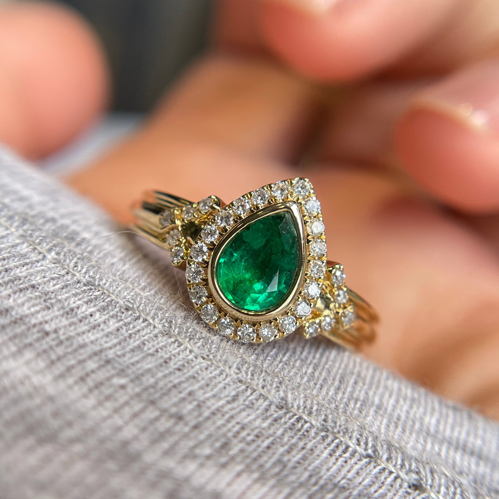 14k Gold 0.54 Ct Vivid Green Natural Emerald & Diamond Ring: Ref:231114216 // gold content:14k gold // ring size:7. 25us // // main gemstone:emerald // shape:pear // carat weight:0. 54ct // color:vivid green // treatment:natural // // adjacent gemstone 2 :