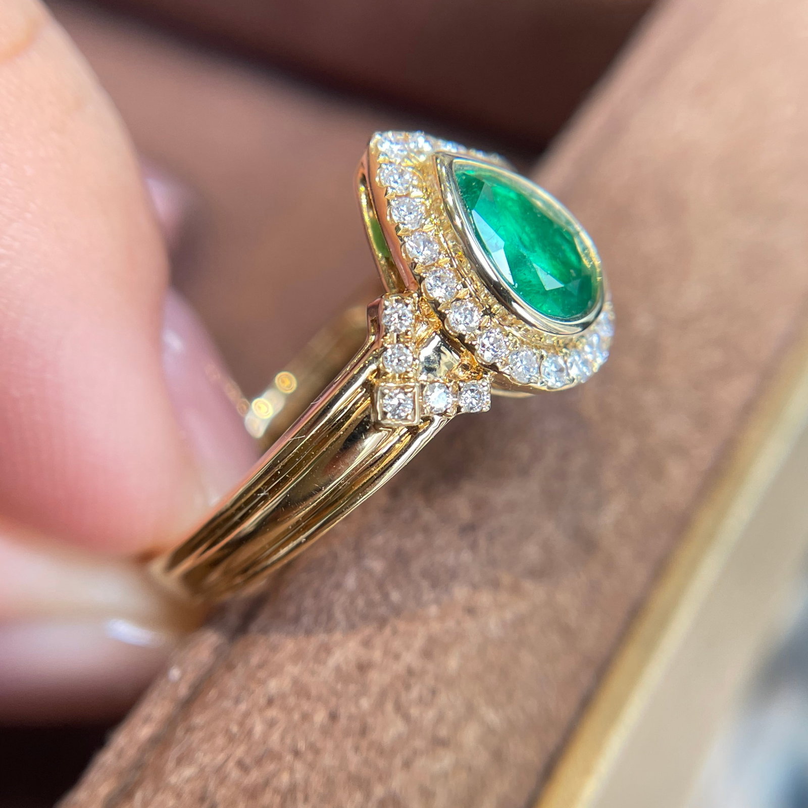 14k Gold 0.54 Ct Vivid Green Natural Emerald & Diamond Ring - 2