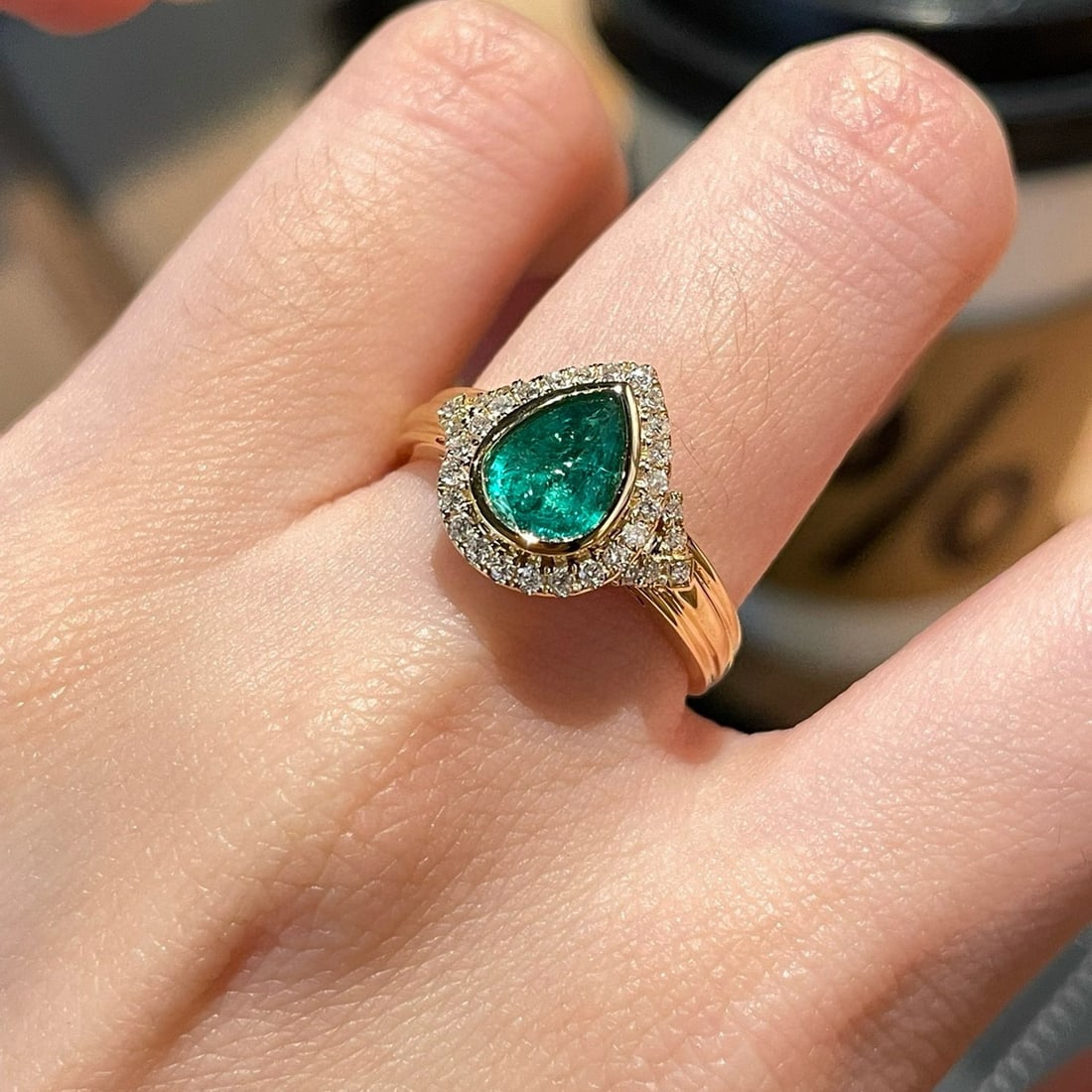14k Gold 0.54 Ct Vivid Green Natural Emerald & Diamond Ring - 4