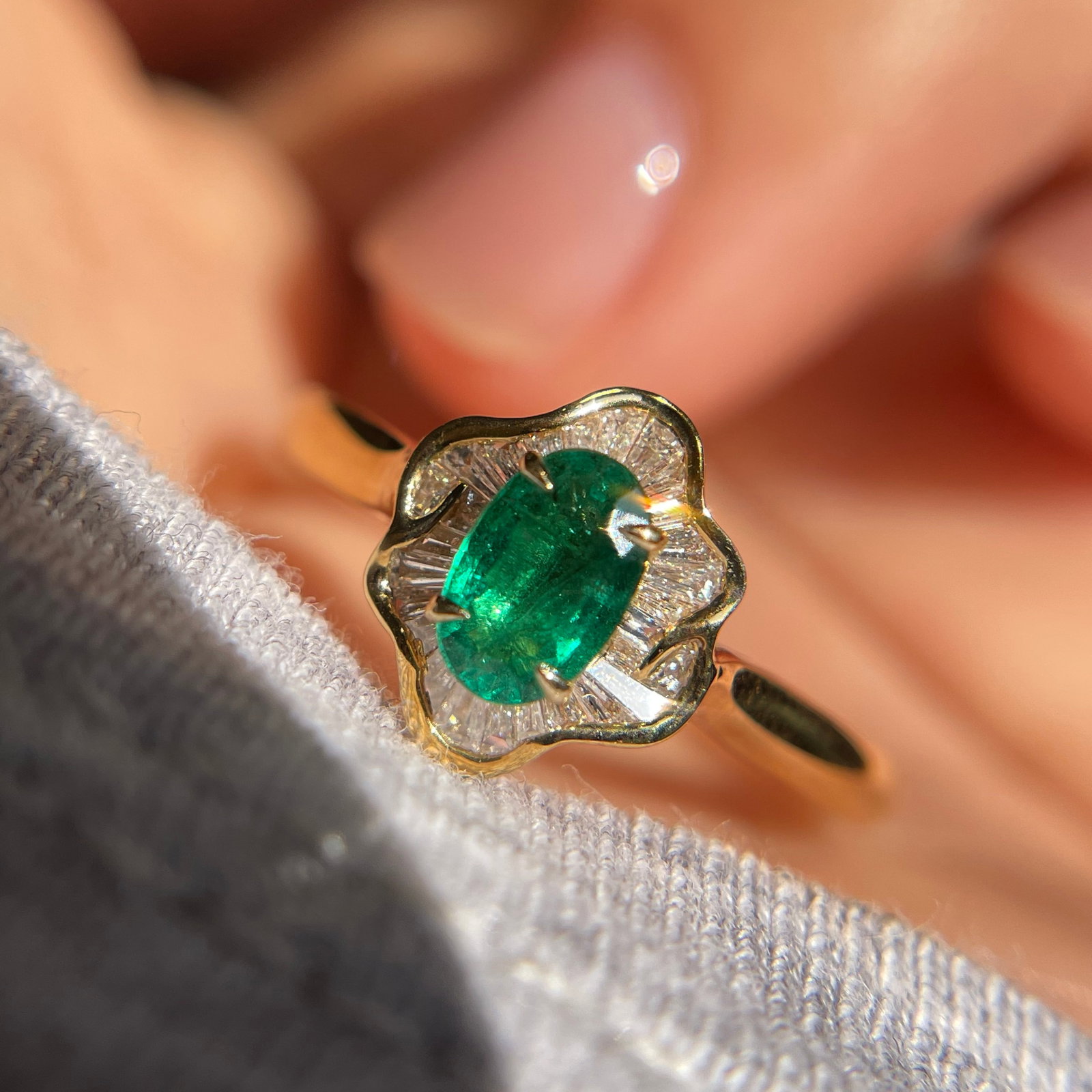 14k Gold 0.34 Ct Vivid Green Natural Emerald & Diamond Ring: Ref:231114217 // gold content:14k gold // ring size:7. 25us // // main gemstone:emerald // shape:oval // carat weight:0. 34ct // color:vivid green // treatment:natural // // adjacent gemstone 2 :