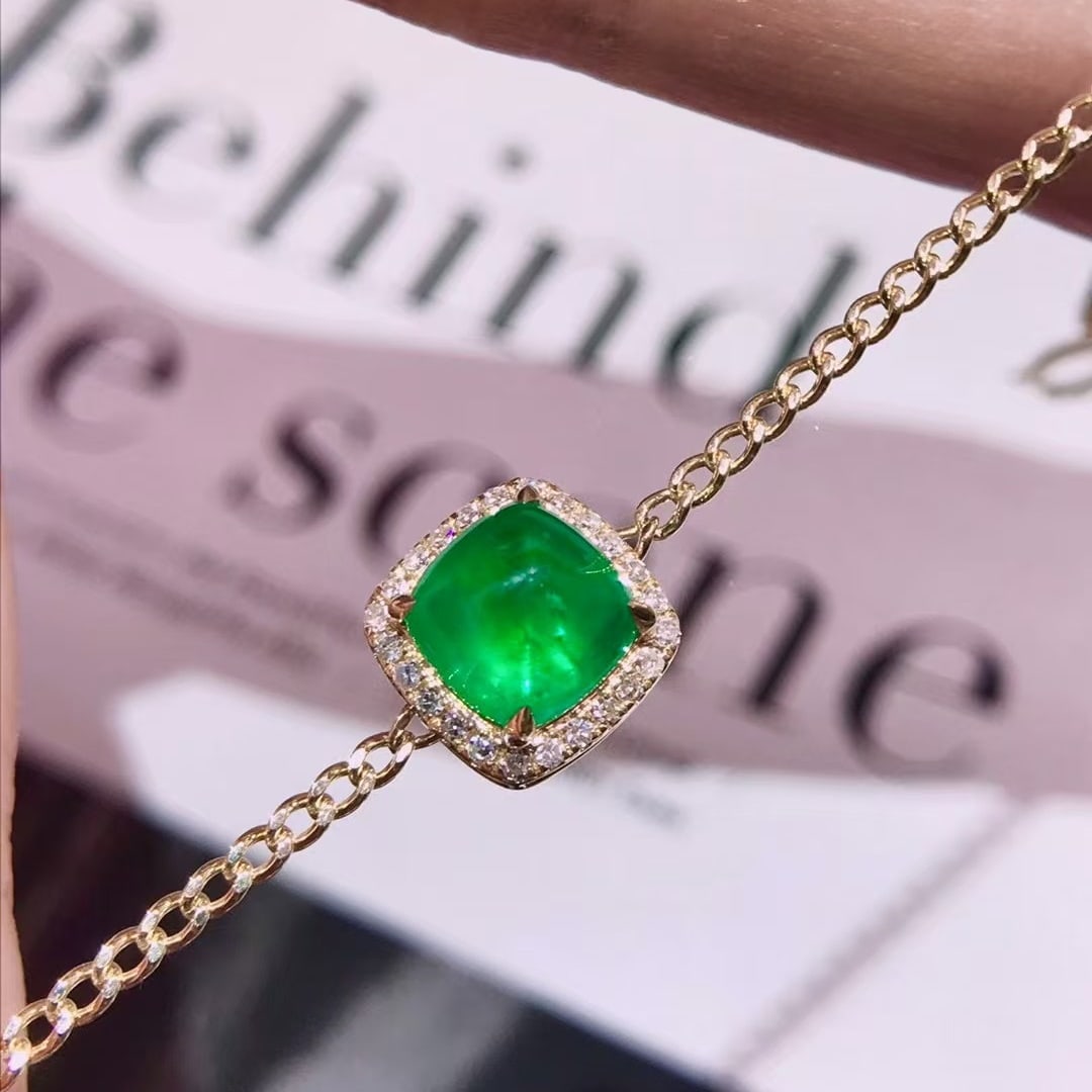 14k Gold 1.90 Ctw Vivid Green Natural Emerald & Diamond Bracelet: Ref:231114220 // gold content:14k gold // main gemstone:emerald // shape:sugar-loaf // carat weight:1. 75ct // color:vivid green // treatment:natural // // adjacent gemstone 2 : diamond //