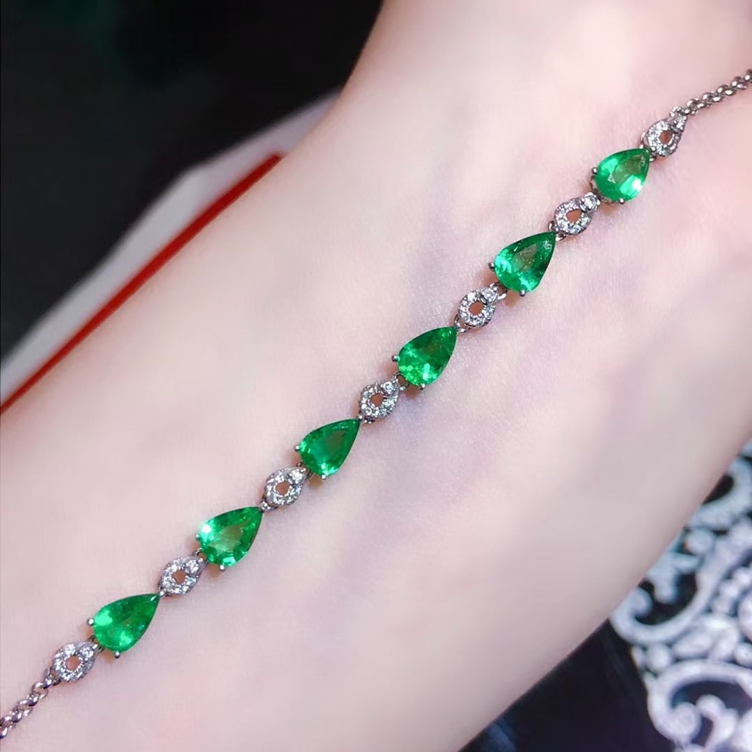 14k Gold 1.8 Ct Vivid Green Natural Emerald & Diamond Bracelet: Ref:231114222 // gold content:14k gold // main gemstone:emerald // shape:pear // carat weight:1. 8ct // color:vivid green // treatment:natural // // adjacent gemstone 2 : diamond // number of