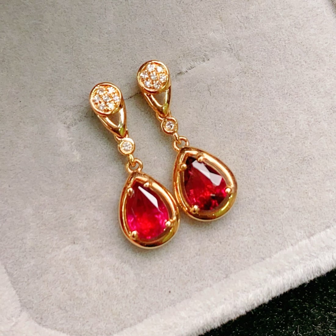 14k Gold 0.75 Ctw Natural Tourmaline & Diamond Earrings: Ref:231114223 // gold content:14k gold // main gemstone:tourmaline // shape:pear // carat weight:0. 7ct // color:red // treatment:natural // // adjacent gemstone 2 : diamond // number of stones:16 //