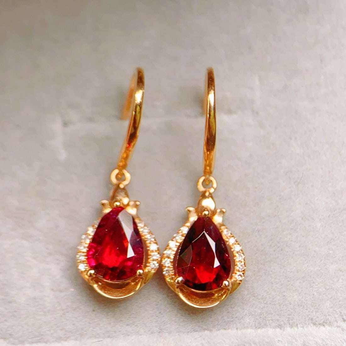 14k Gold 1.27 Ctw Natural Tourmaline & Diamond Earrings: Ref:231114225 // gold content:14k gold // main gemstone:tourmaline // shape:pear // carat weight:1. 2ct // color:red // treatment:natural // // adjacent gemstone 2 : diamond // number of stones:24 //