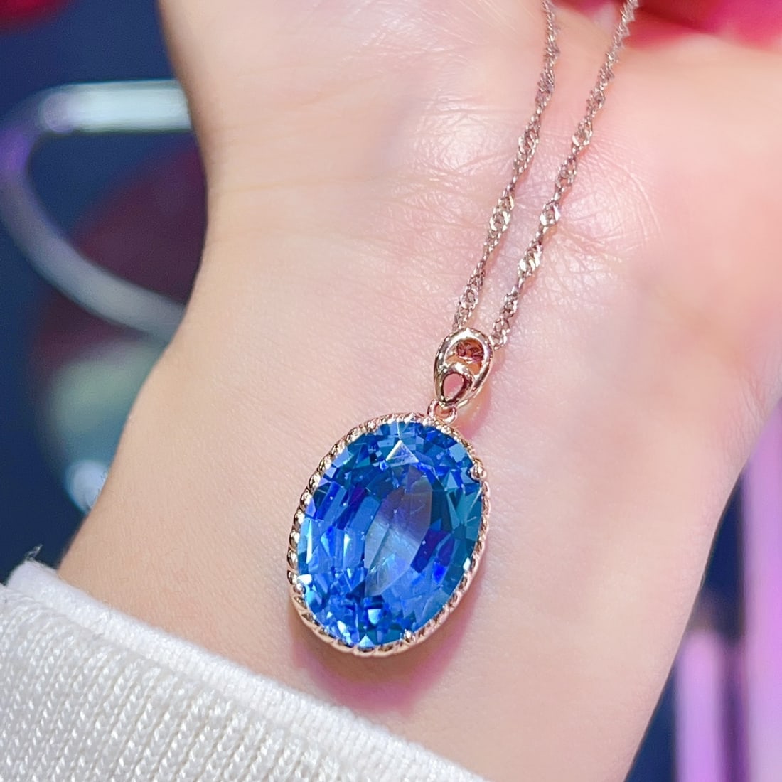 14k Gold 14.8 Ct Natural Topaz Pendant( Without Chain ): Ref:231114229 // gold content:14k gold // main gemstone:topaz // shape:oval // carat weight:14. 8ct // color:blue // treatment:natural // Condition: New Low Estimate: 2000.00 High Estimate: 3000.00