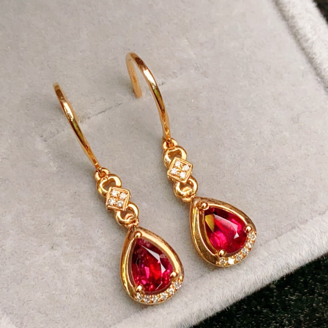 14k Gold 0.86 Ctw Natural Tourmaline & Diamond Earrings: Ref:231114230 // gold content:14k gold // main gemstone:tourmaline // shape:pear // carat weight:0. 8ct // color:red // treatment:natural // // adjacent gemstone 2 : diamond // number of stones:20 //