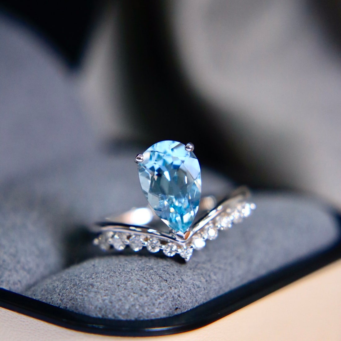 14k Gold 1.86 Ctw Natural Aquamarine & Diamond Ring: Ref:231114236 // gold content:14k gold // ring size:7. 25us // // main gemstone:aquamarine // shape:pear // carat weight:1. 66ct // color:blue // treatment:natural // // adjacent gemstone 2 : diamond