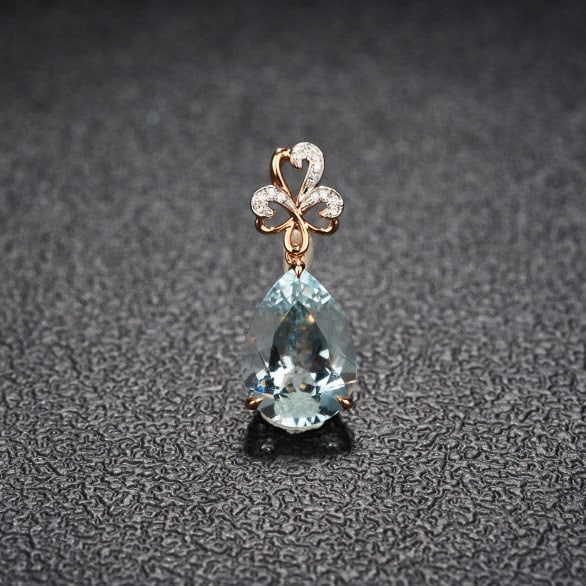 14k Gold 4.58 Ct Natural Aquamarine & Diamond Pendant( Without Chain ): Ref:231114244 // gold content:14k gold // main gemstone:aquamarine // shape:pear // carat weight:4. 58ct // color:santa maria color // treatment:natural // // adjacent gemstone 2 : diamond //