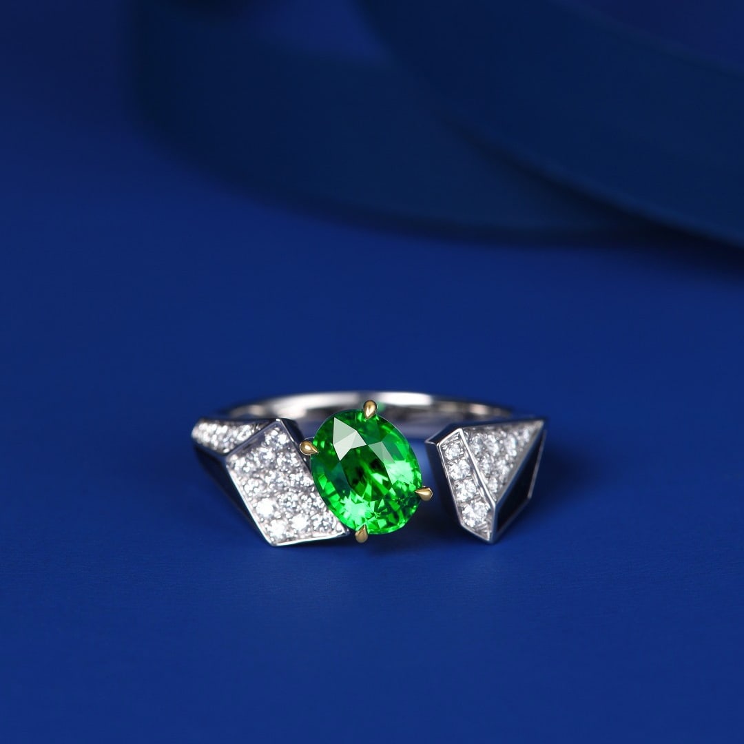 14k Gold 1.57 Ct Vivid Green Natural Tsavorite & Diamond Ring: Ref:231114254 // gold content:14k gold // ring size:7. 25us // // main gemstone:tsavorite // shape:oval // carat weight:1. 57ct // color:vivid green // treatment:natural // // adjacent gemstone 2 : di