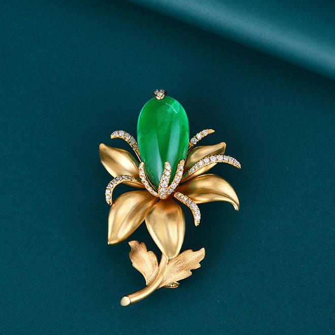 14k Gold 7.57 Ctw Natural Emerald & Diamond Brooch/pendant( Without Chain ): Ref:231114262 // gold content:14k gold // main gemstone:emerald // shape:pear // carat weight:7. 2ct // color:green // treatment:natural // // adjacent gemstone 2 : diamond // number of stones:64 //