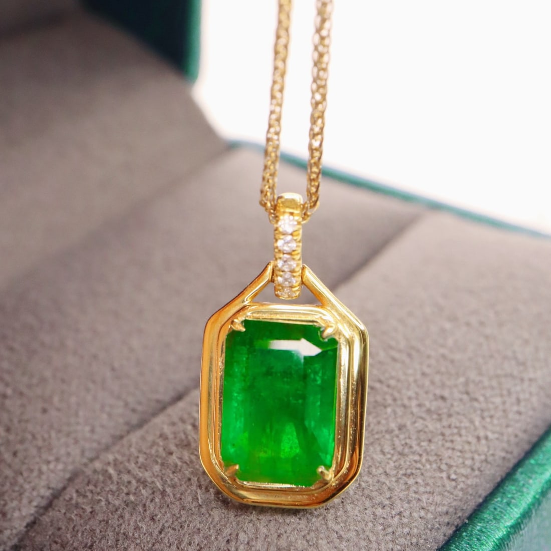 14k Gold 1.90 Ct Vivid Green Natural Emerald & Diamond Pendant( Without Chain ): Ref:231114282 // gold content:14k gold // main gemstone:emerald // shape:octagonal // carat weight:1. 90ct // color:vivid green // treatment:natural // // adjacent gemstone 2 : diamond // shape:round