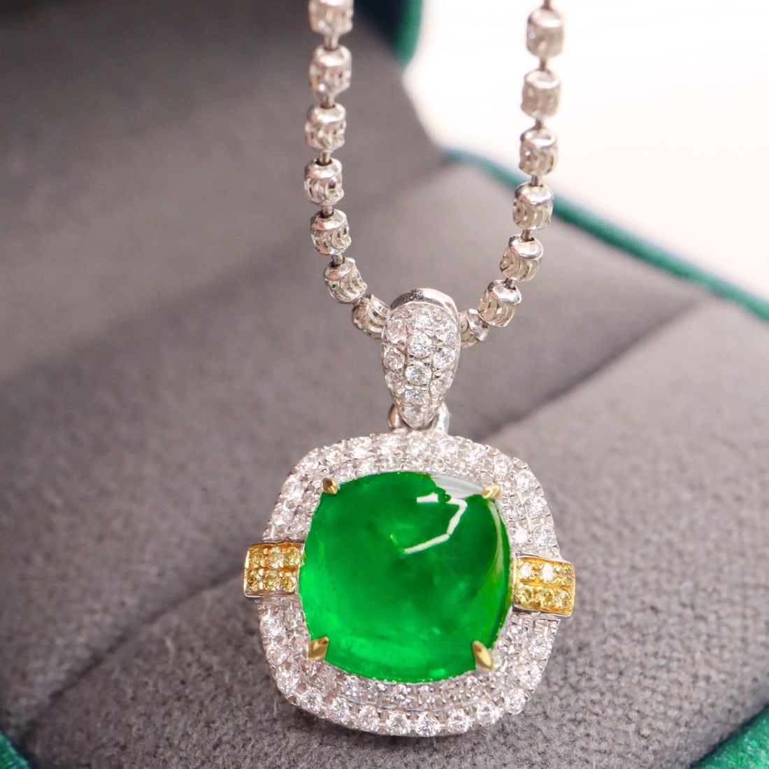 14k Gold 3.30 Ctw Vivid Green Natural Emerald & Diamond Pendant( Without Chain ): Ref:231114300 // gold content:14k gold // main gemstone:emerald // shape:sugar-loaf // carat weight:3. 00ct // color:vivid green // treatment:natural // // adjacent gemstone 2 : diamond //