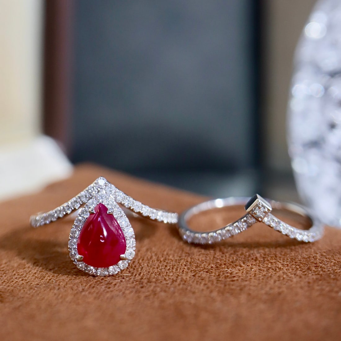 14k Gold 1.52 Ctw Natural Ruby & Diamond Ring: Ref:231114307 // gold content:14k gold // ring size:7. 25us // // main gemstone:ruby // shape:pear // carat weight:1. 07ct // color:red // treatment:natural // // adjacent gemstone 2 : diamond //
